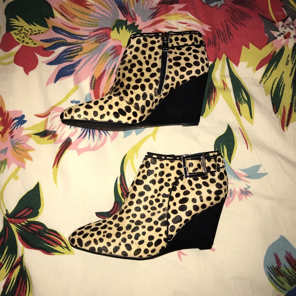 Isaac Mizrahi Cheetah Calfskin Wedge Booties 10